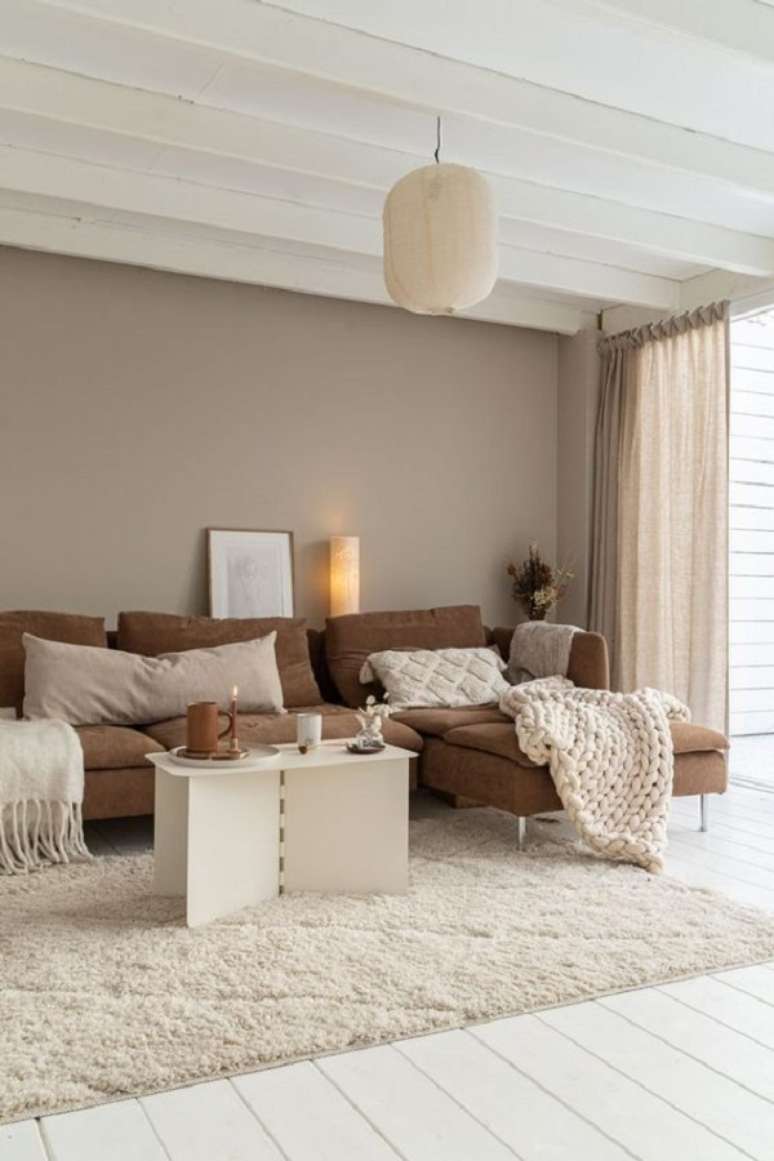 50. Sofá chaise marrom com manta de crochê – Foto Elle Interieur