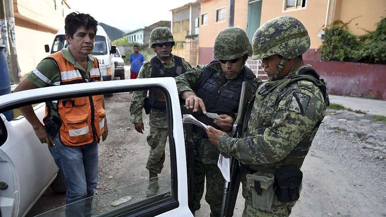 Soldados mexicanos fazendo buscas pelos estudantes desaparecidos em 2014