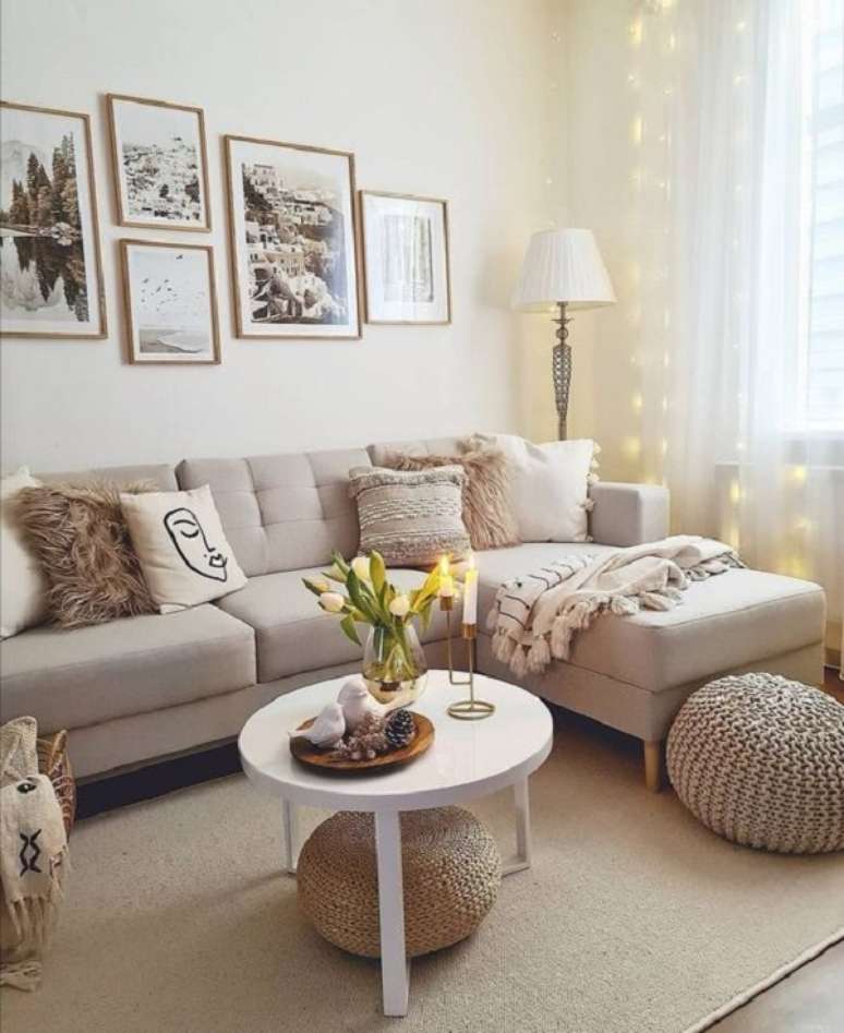 26. Sala cor areia com sofá chaise e puff de crochê – Foto Decoholic