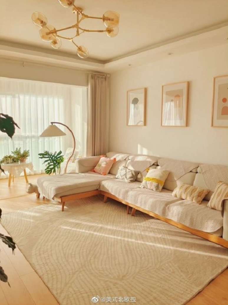 37. Sofá chaise bege com estrutura de madeira – Foto Delgarm