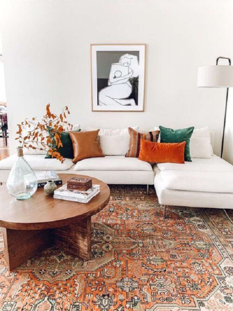 6. Sofá com chaise branco fica lindo na sala chique – Foto Rebecca And Genevieve