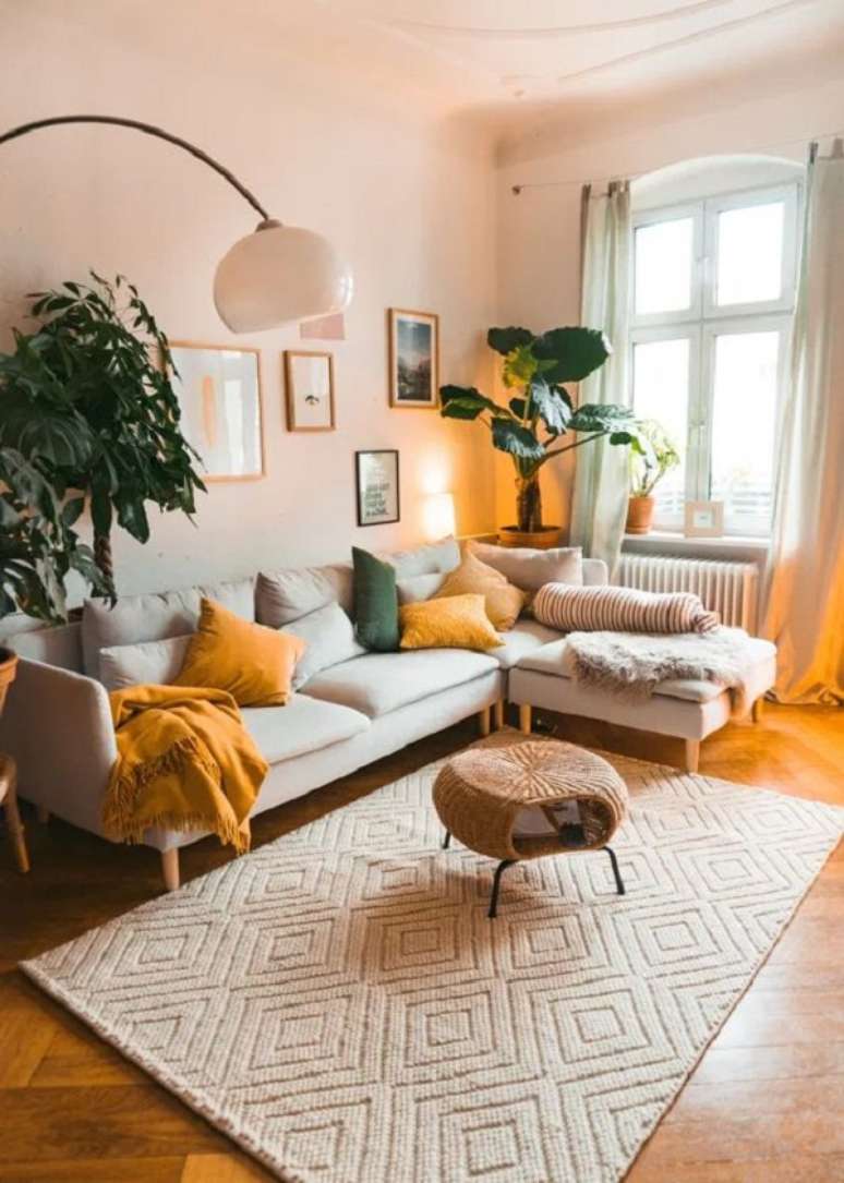 70. Sofá com manta amarela para sala moderna – Foto Urban Green