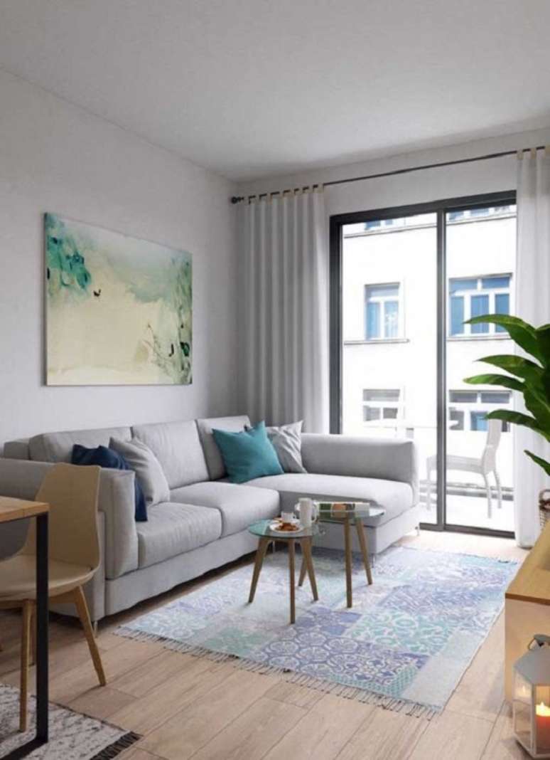 44. Sofá chaise cinza claro e tapete estampado – Foto Decor Facil