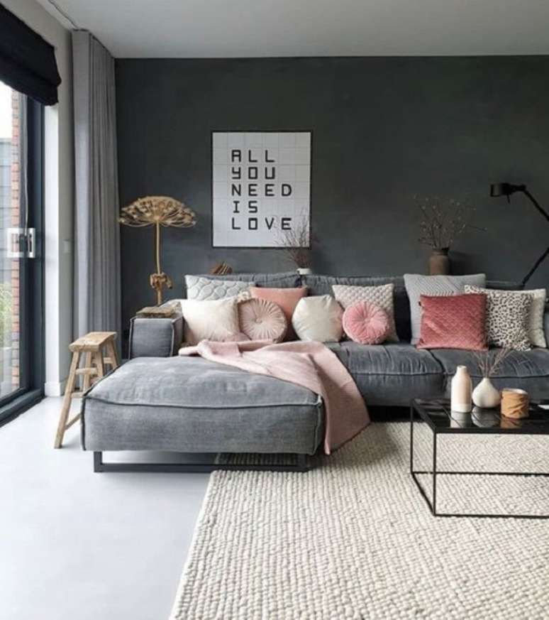 13. Decora&ccedil;&atilde;o de sof&aacute; com chaise e decora&ccedil;&atilde;o cor de rosa &ndash; Foto Priscila Braga