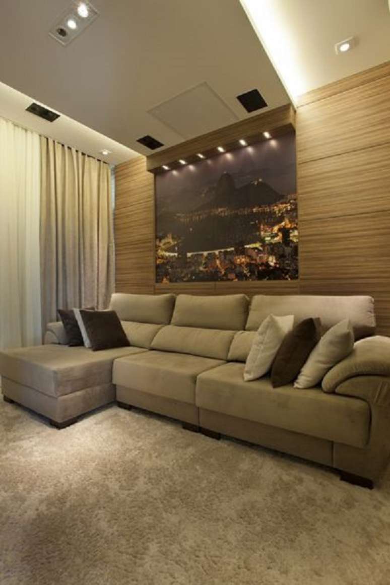56. Sofá chaise retrátil na cor bege – Foto Iara Kilaris