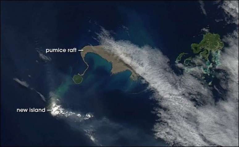 Púmice, ilha ambulante criada pelo vulcão de Home Reef, em 2006 (Imagem: Jesse Allen/NASA/Domínio Público)