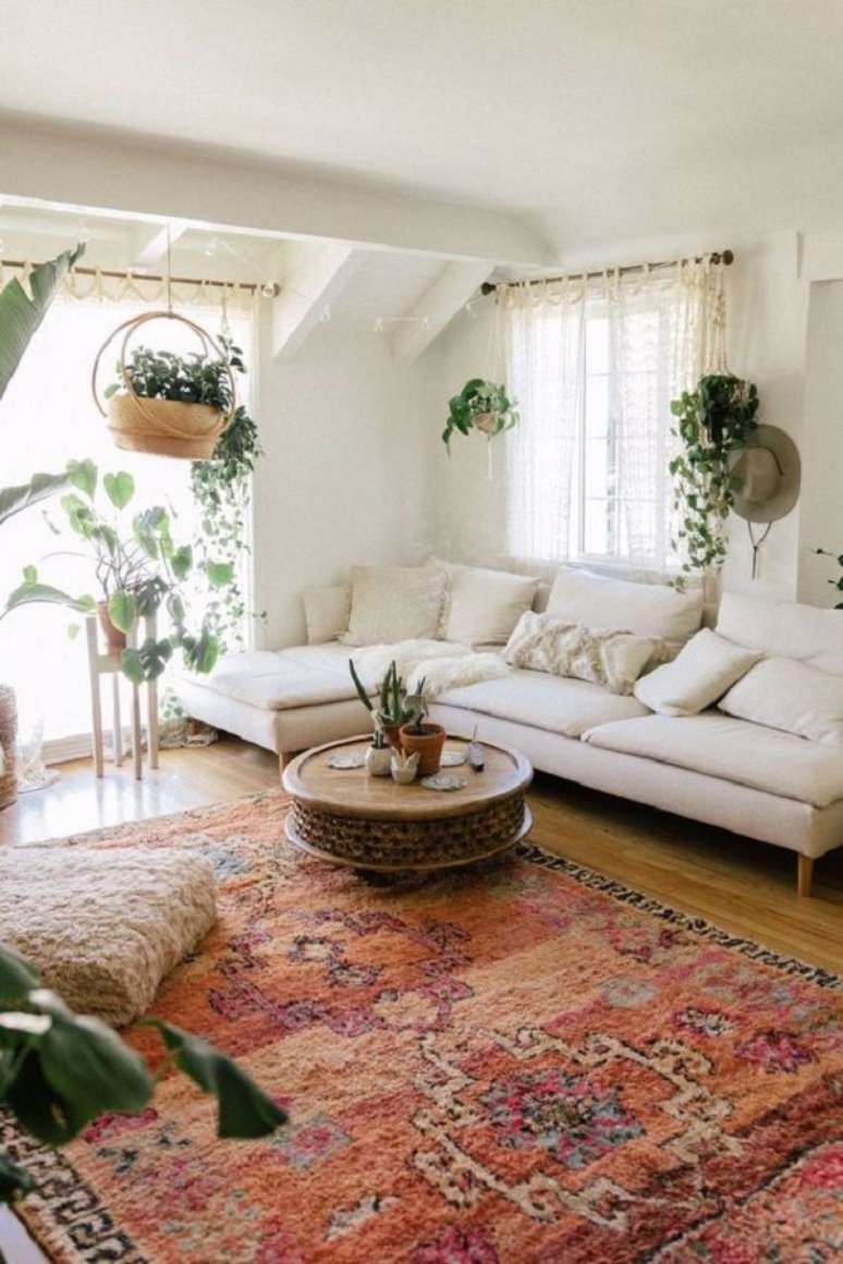 40. Sofá chaise bege para sala de estar – Foto The Gaia Shop