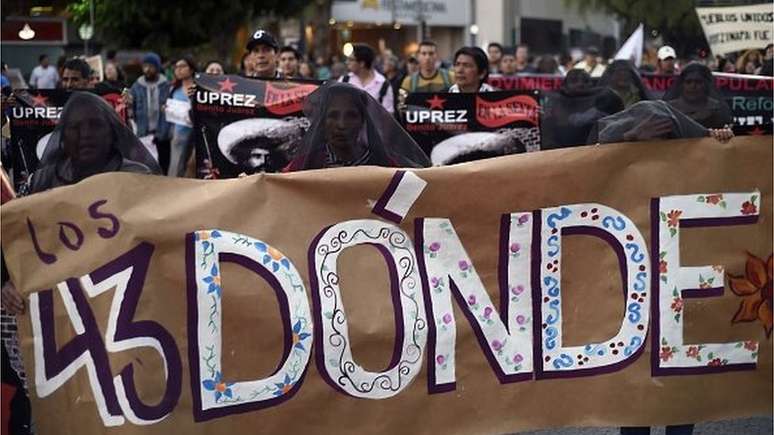 Houve protestos em massa da população, exigindo saber o que aconteceu com os estudantes desaparecidos