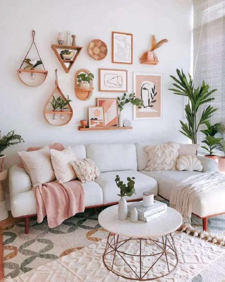 4. Sala cor areia e detalhes cor de rosa e sofá chaise branco – Foto Casa Abril