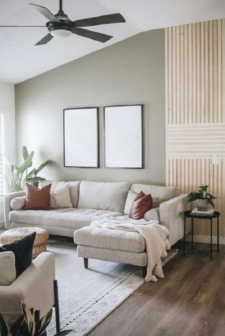 17. Sala aconchegante com parede verde claro e sofá chaise – Foto Within The Grove