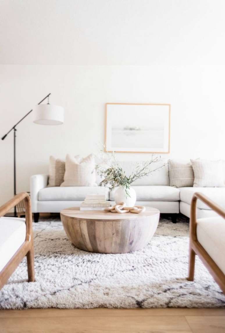 19. Sala clara com sofá chaise branco – Foto Halfway Holeistic