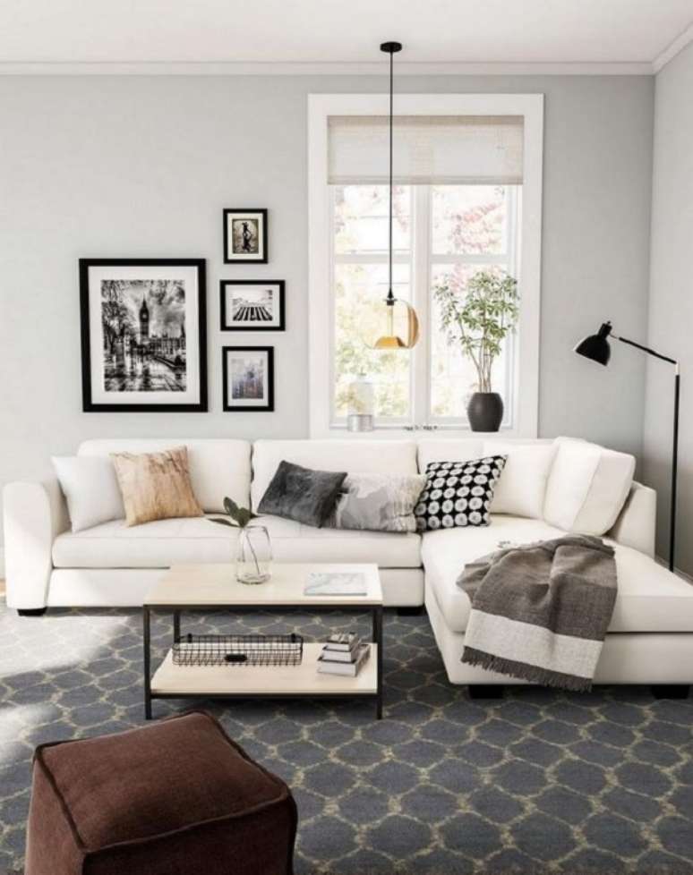72. Sofá com manta bege – Foto Home Depot