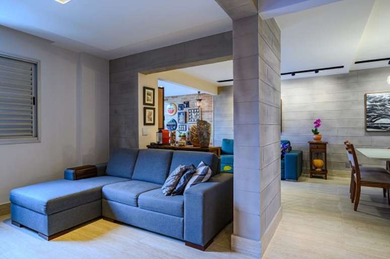 80. Sala de estar com sofá chaise com 3 lugares – Foto Ofe Arquitetura