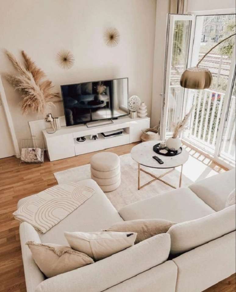25. Sala compacta com sofá bege chaise – Foto Estilo Proprio By Si