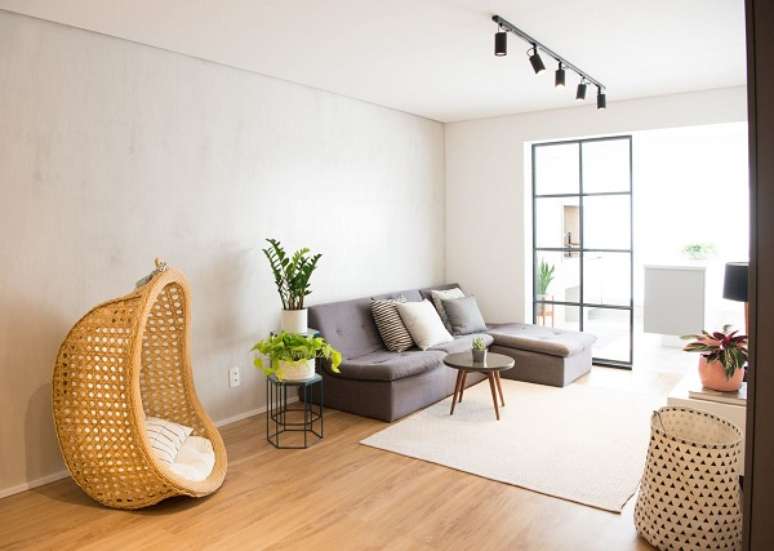 30. Sala iluminada com sofá chaise cinza – Foto Isabela Fraia Arquitetura