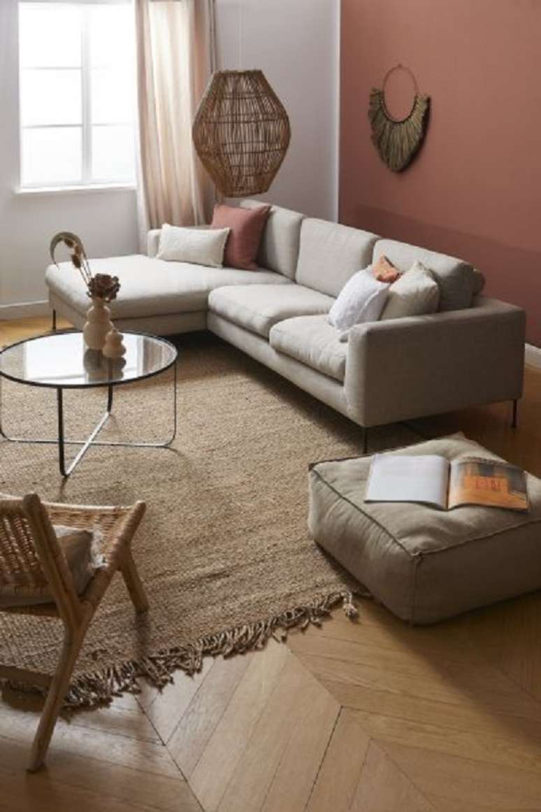 48. Sofá chaise direito com almofadas na cor marsala – Foto Westwing