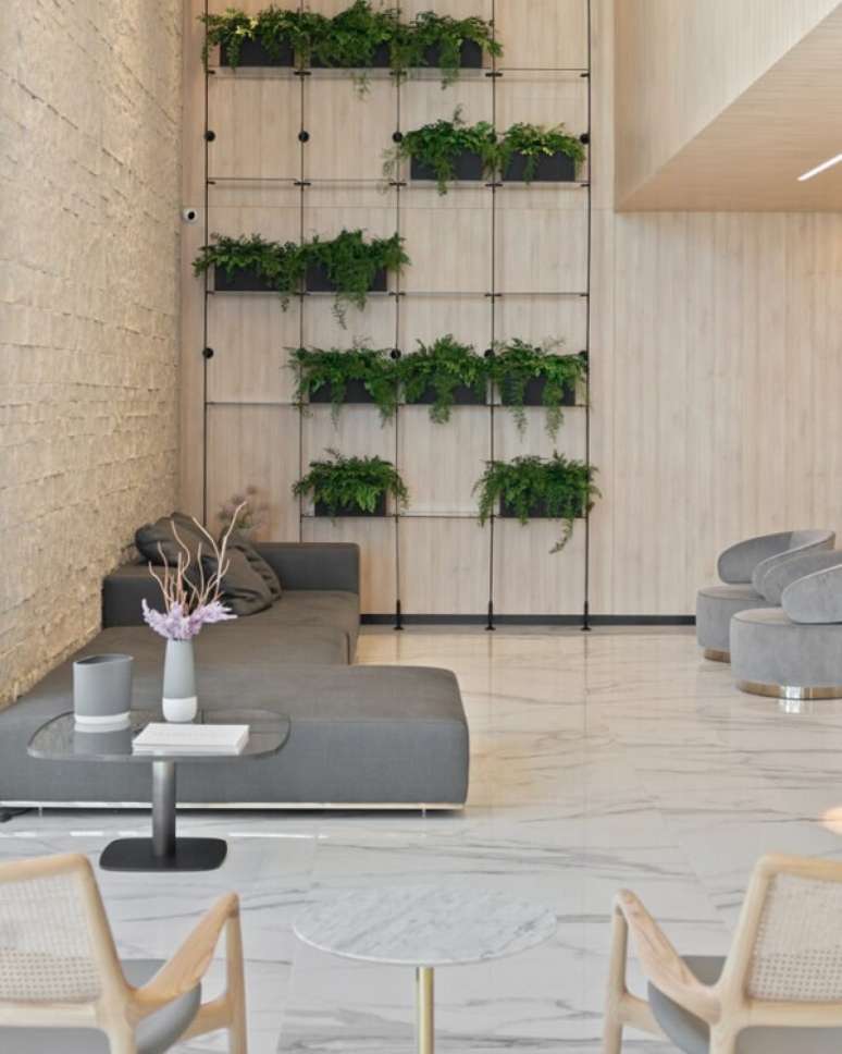 16. Porcelanato para sala em tons de cinza na sala com sofá chaise – Foto Thaisa Bohrer