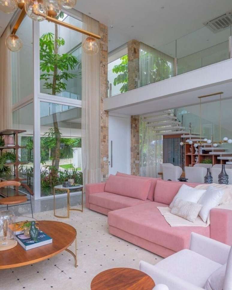 61. Sofá com chaise cor de rosa na sala de estar moderna – Foto Renovart Hugar