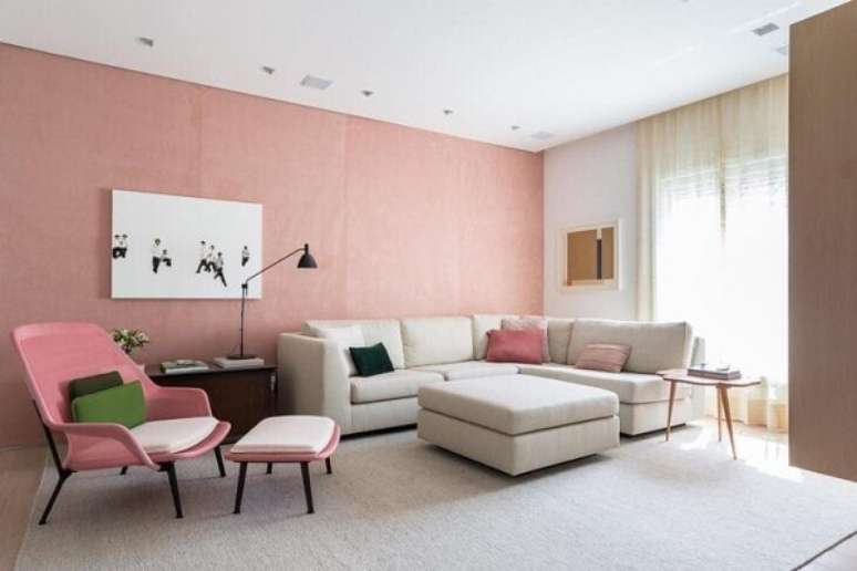 64. Sofá com chaise e puff – Foto Bela Metais