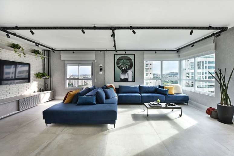 76. Sofá de canto com chaise na cor azul para decoração industrial – Foto Giovanna Gogosz