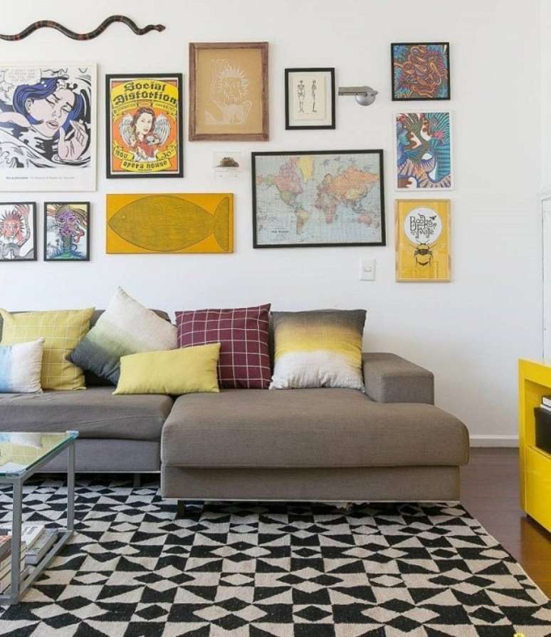 66. Sofá com chaise na cor cinza para decorações modernas – Foto Anapi Tapetes