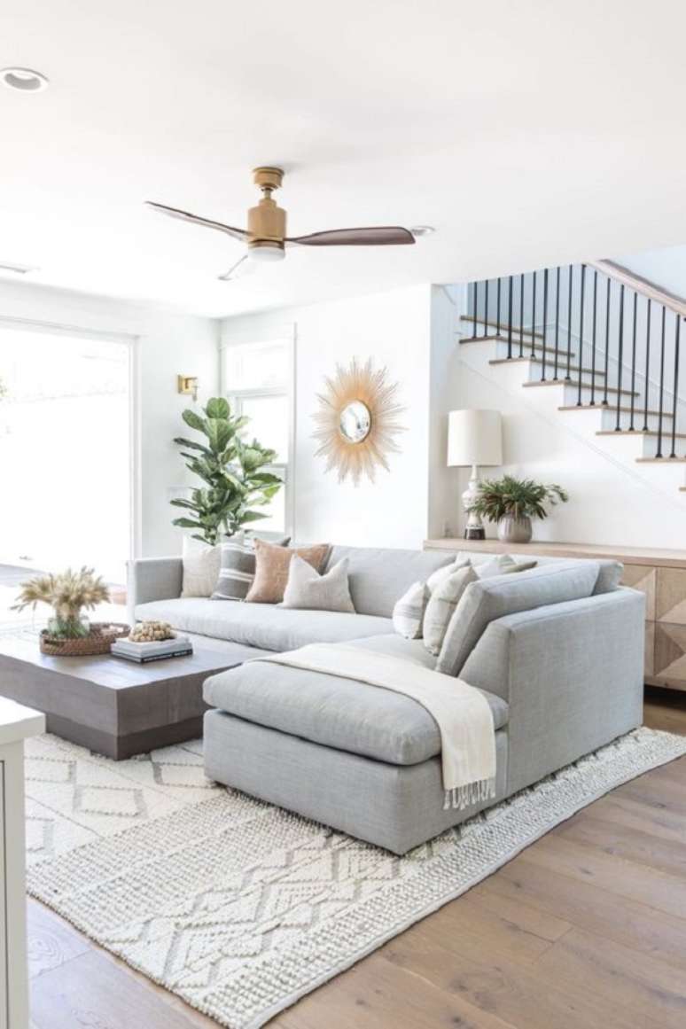 1. Sof&aacute; em L com chaise na sala de estar decorada no estilo escandinavo &ndash; Foto The Cottage Market