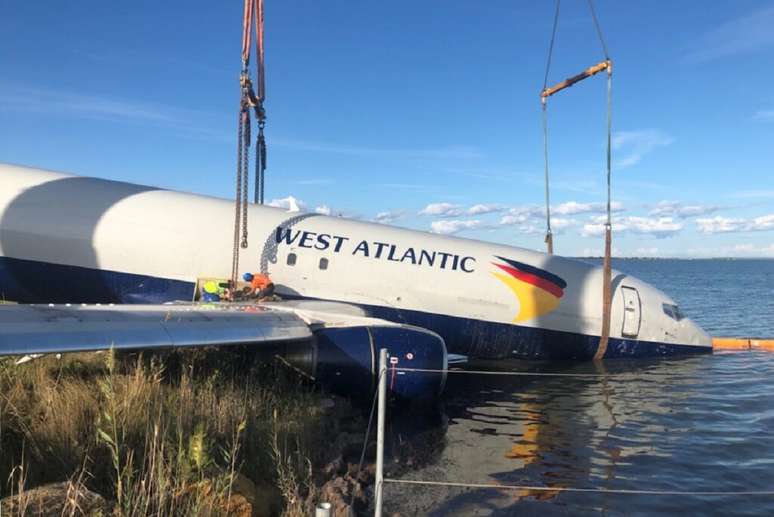 Boeing 737 é retirado da água.