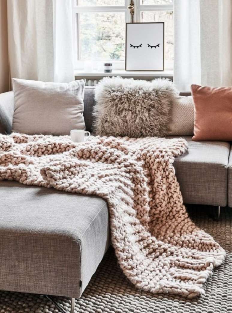 81. Decoração de sala com sofá chaise e manta de crochê – Foto Westwing Now
