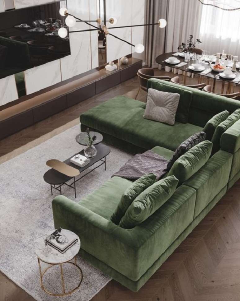 57. Sofá chaise verde na sala de estar moderna – Foto Behanc