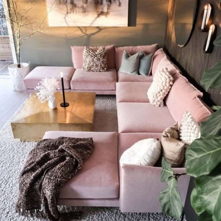 9. Que tal inovar na escolha do sofá com chaise? Rosa fica super chique – Foto BN Pictures