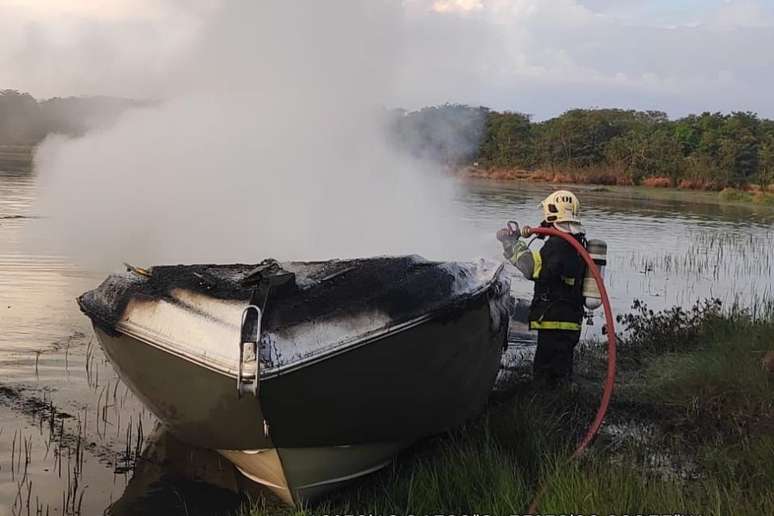 Bombeiros apagaram chamas de lancha em lago de Lucas do Rio Verde (MT)