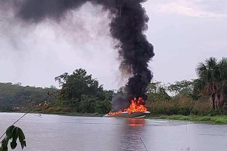 Lancha em chamas após explosão em Lucas do Rio Verde (MT)