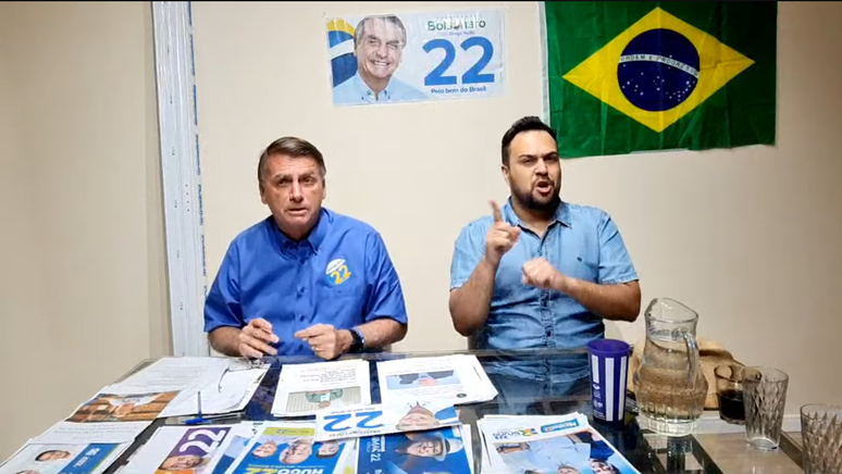 Bolsonaro (PL) fez a transmissão em uma sala fechada, com a bandeira do Brasil e materiais alusivos à campanha 