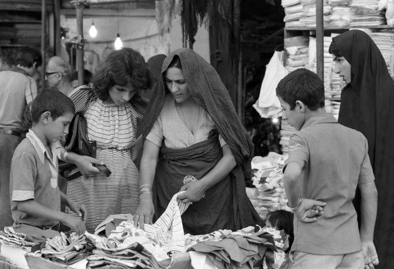 Comércio de roupas nas ruas de Teerã em 26 de agosto de 1978
