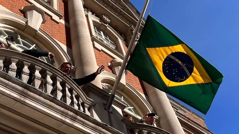 Em visita a Londres para o funeral da rainha, Bolsonaro disse que deve ganhar as elei&ccedil;&otilde;es no primeiro turno, caso contr&aacute;rio 'algo de anormal' ter&aacute; acontecido 'dentro do TSE'
