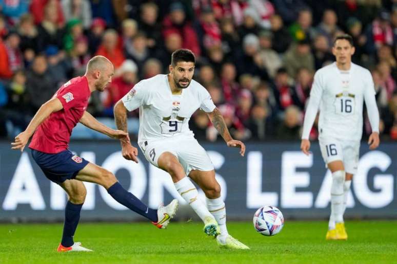 Mitrovic marcou na vitória da Sérvia sobre a Noruega (Foto: FREDRIK VARFJELL / NTB / AFP)