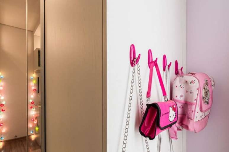 43. Quarto infantil com ganho para pendurar bolsas &ndash; Foto Buji Decora&ccedil;&atilde;o Reuso