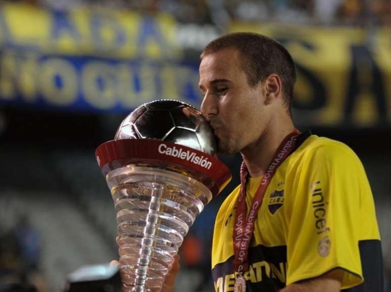 Rodrigo Palacio beija um de seus oito troféus conquistados na carreira (Foto: AFP)