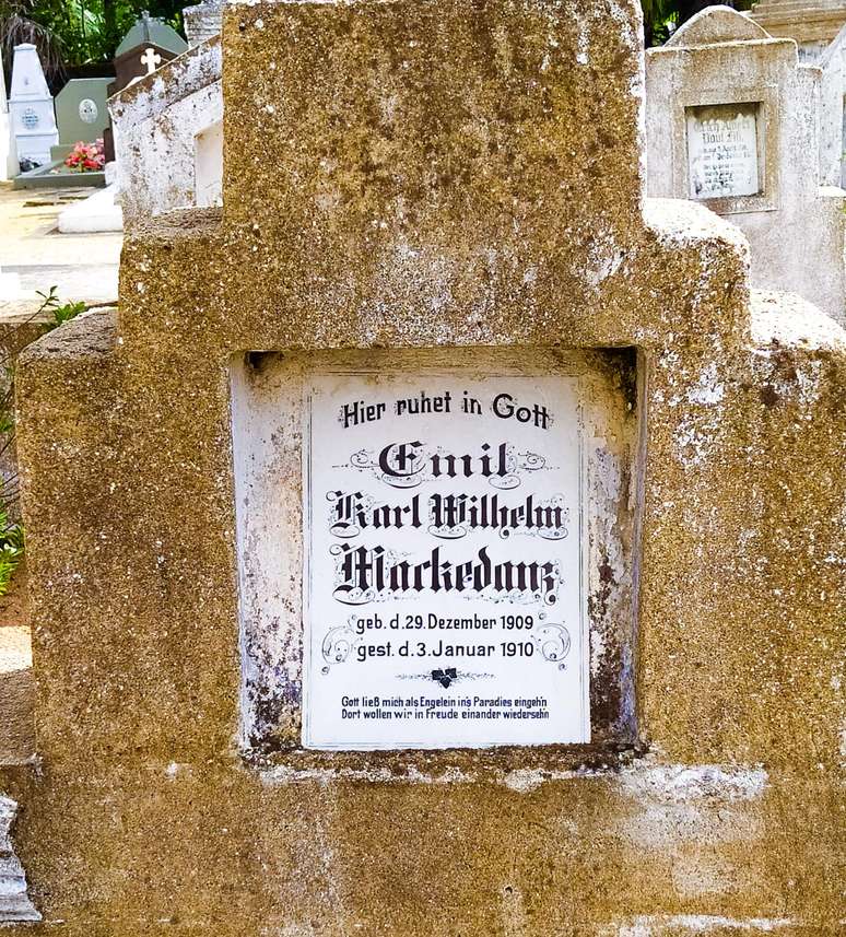 As lápides do cemitério no Centro da cidade têm epitáfios escritos em alemão e pomerano, lembrando as raízes dos colonizadores da região