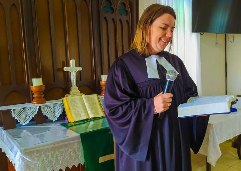 A pastora Jaqueline Weber Kuff comanda os cultos na principal igreja de Arroio do Padre (RS) há seis anos. Sem poder declarar voto, ela diz que jamais votaria em um candidato que defendesse o aborto e o 'homossexualismo' 