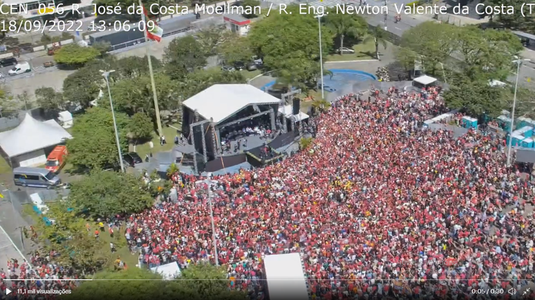 Imagem feita do alto por câmera da secretaria de segurança do estado que mostra praça em Florianópolis cheia de apoiadores para o comício de Lula