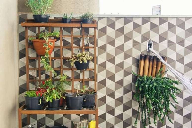 39. Jardim vertical com gancho para pendurar vasos &ndash; Foto Casa Aberta