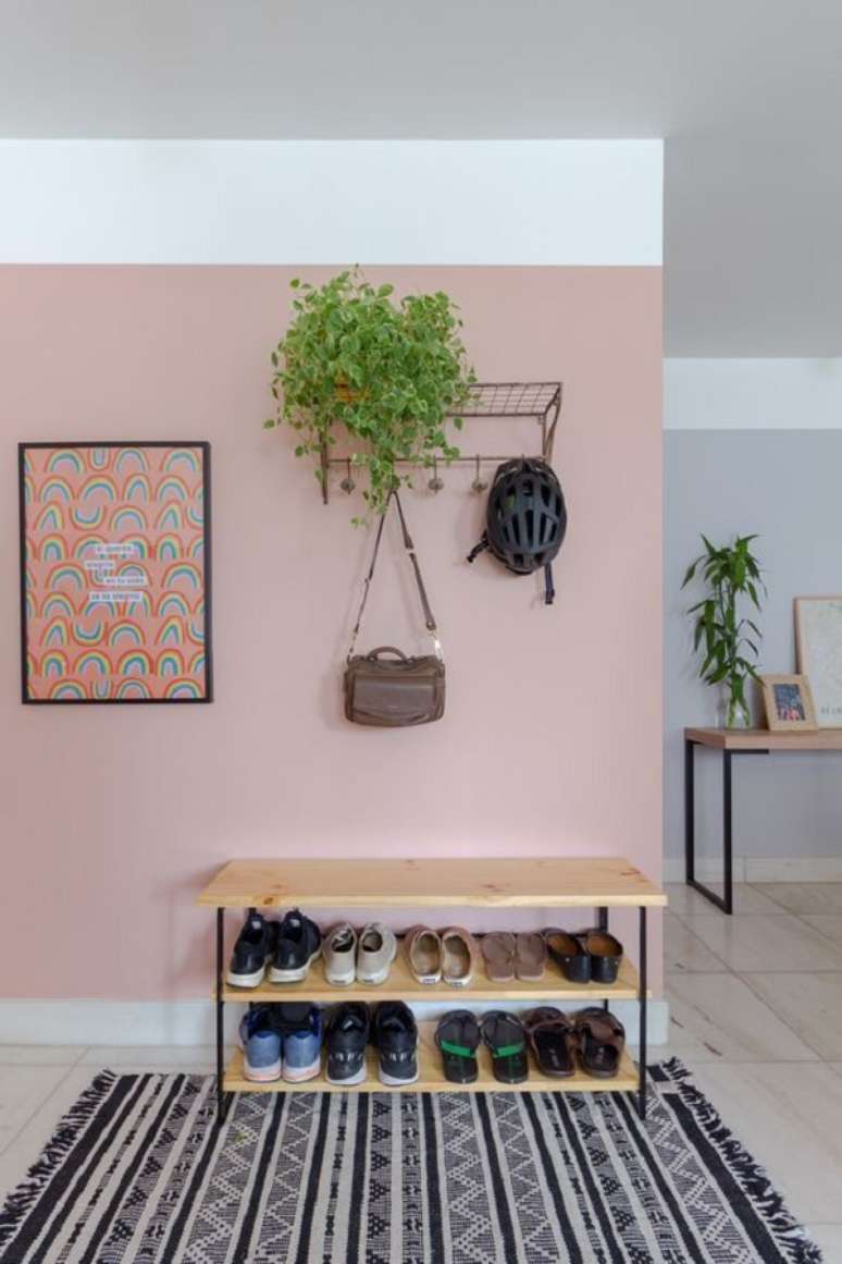 36. Hall com sapateira de madeira pequena &ndash; Foto Estilo Proprio by Sir