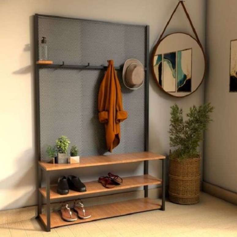 38. Hall de entrada com sapateira de madeira r&uacute;stica &ndash; Foto Mobly