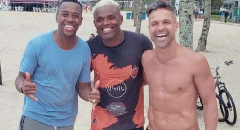 Robinho e Diego se encontram na praia de Santos no fim de semana (Foto: Reprodução/Instagram)