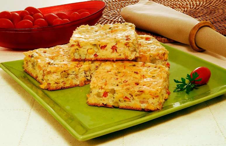 Torta colorida de frango – Foto: Guia da Cozinha