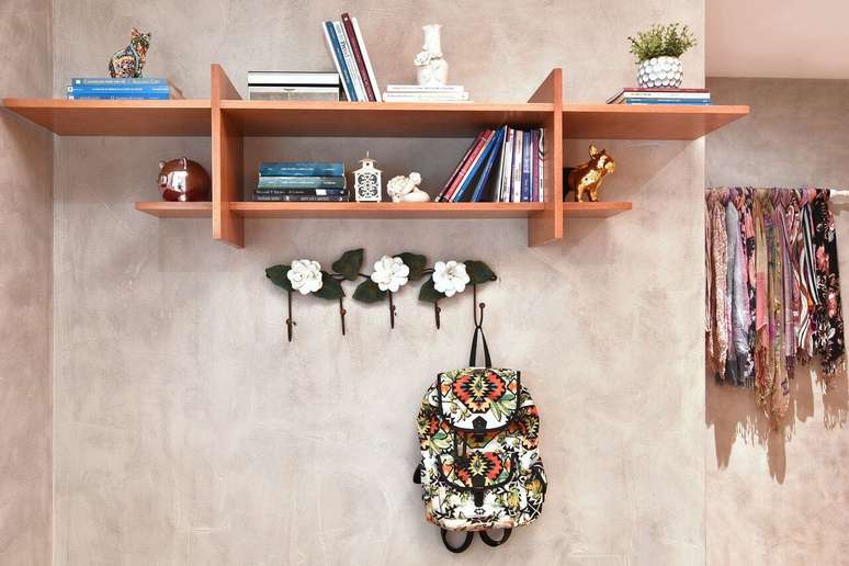 12. Gancho para pendurar bolsas na entrada de casa com detalhes florais &ndash; Foto Tetriz Arquitetura e Interiores