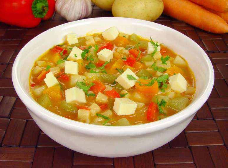 Uma deliciosa sopa de legumes com queijo coalho – Foto: Guia da Cozinha