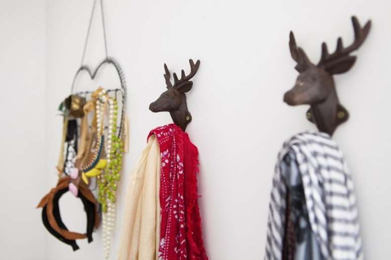 34. Gancho para pendurar casacos e len&ccedil;os no closet &ndash; Foto Buji Decoracao REuso