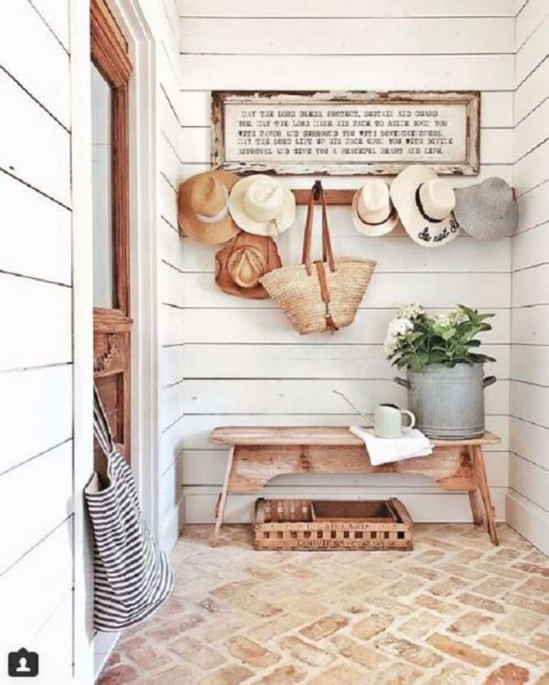 40. Porta de entrada com gancho para pendurar acess&oacute;rios &ndash; Foto The Lettered Cottage